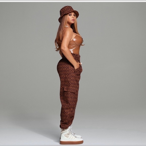 IVY PARK MONOGRAM ZIPPER PANTS - Picture 2 of 8